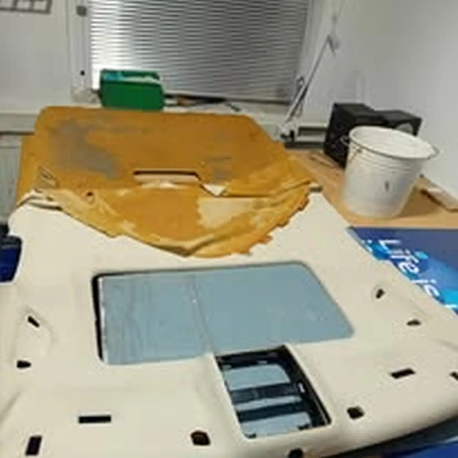 Die graue Deckenverkleidung wurde zur Abstimmung und Versteifung aus dem Auto entfernt